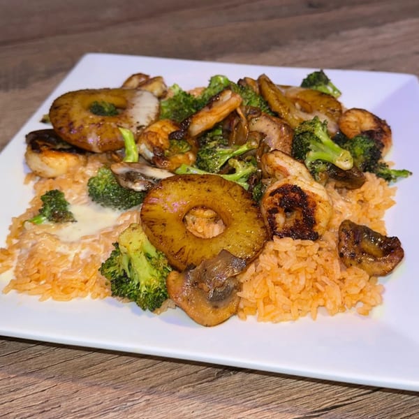 Grilled shrimp, pineapple, broccoli, and mushrooms served over Mexican rice with a creamy sauce.